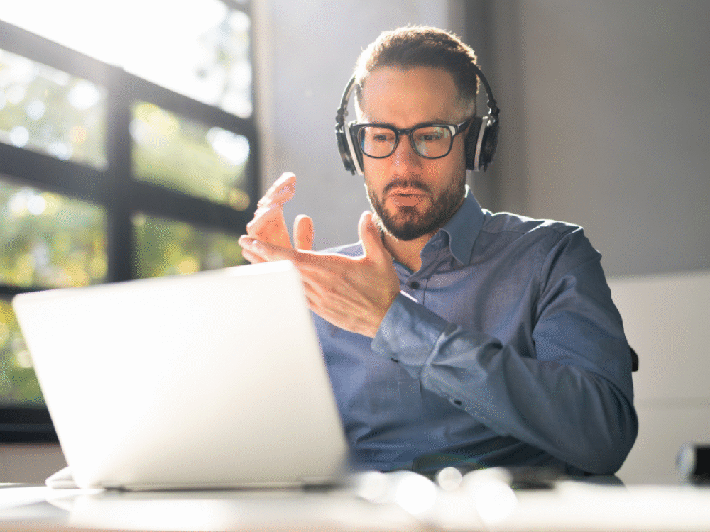 Mann telefoniert via Sip Trunk im Büro